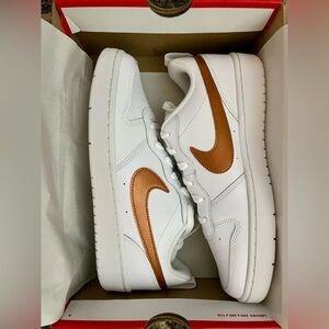 Nike Court Borough Low 2 SE (GS) 7Y white copper metallic NEW